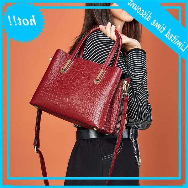 crocodile pattern layer handbag 2021 new fashion temperament lady's hand women's versatile leather one shoulder bag
crocodile pattern layer handbag 2021 new fashion temperament lady's hand women's versatile leather one shoulder bag