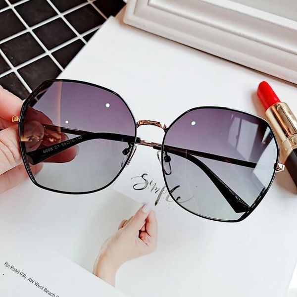 New Women's Polarizing Sunglasses Large Frame Retro Sunshade Driving Sunglasses, White;black
New Women's Polarizing Sunglasses Large Frame Retro Sunshade Driving Sunglasses, White;black