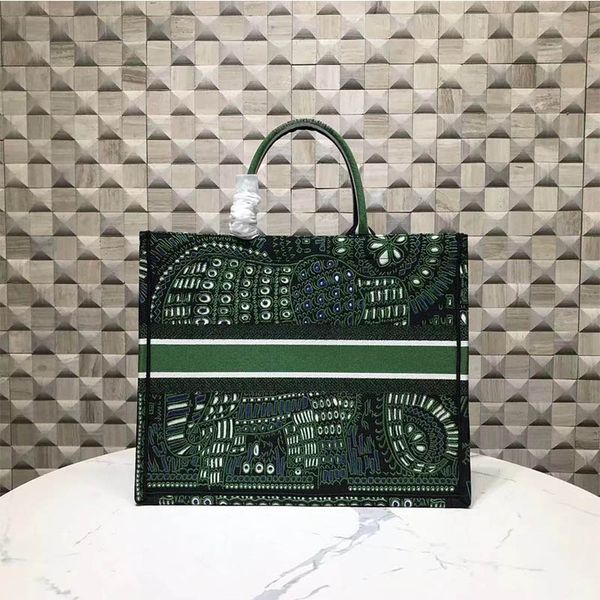 ladies' handbags, shopping bags, high-end customized quality, more bags, please contact me. 04515864
ladies' handbags, shopping bags, high-end customized quality, more bags, please contact me. 04515864