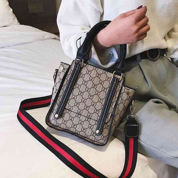 2022 factory wholesale winter women's 2018 korean versatile messenger fashion personality broadband one shoulder lady's handbag
2022 factory wholesale winter women's 2018 korean versatile messenger fashion personality broadband one shoulder lady's handbag