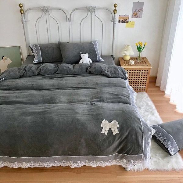 2021 nice grey designer bedding sets warm winter bed comforters sets lace edge luxury winter bedding fast shipping
2021 nice grey designer bedding sets warm winter bed comforters sets lace edge luxury winter bedding fast shipping