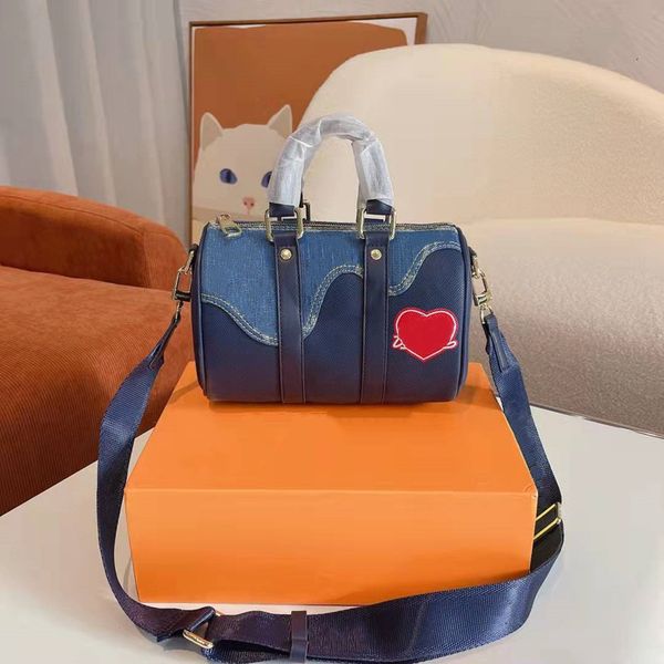 2022 designer heart duffel bags fashion travel pillow crossbody shoulder bag shopping handbags large capacity zipper 2 styles high quality
2022 designer heart duffel bags fashion travel pillow crossbody shoulder bag shopping handbags large capacity zipper 2 styles high quality