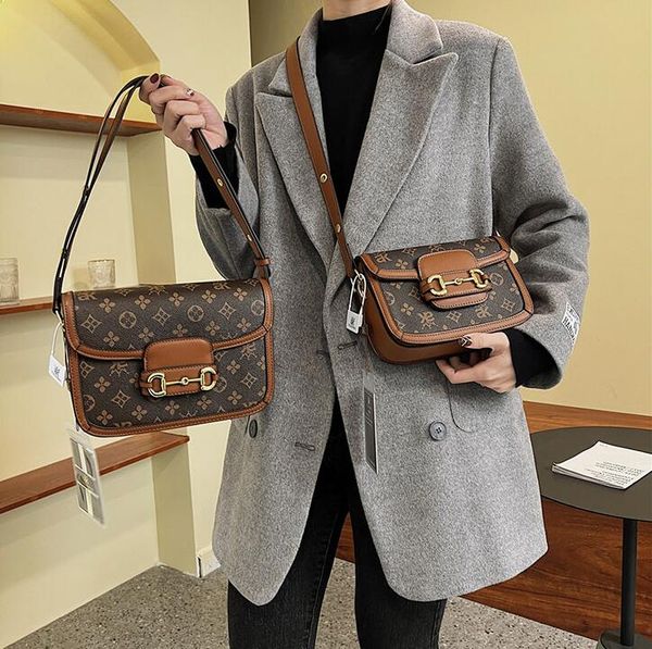 wholesale factory womens leathers shoulder bags in winter popular contrast color women backpacks clamshell printed saddle bag street trend g, Black;red
wholesale factory womens leathers shoulder bags in winter popular contrast color women backpacks clamshell printed saddle bag street trend g, Black;red
