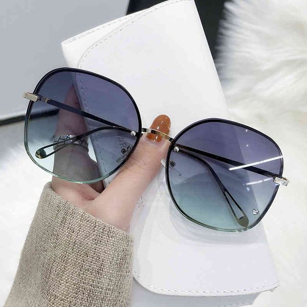 fashion large frame square sunglass cut ee metal frame sunglass women's street show glass seri, White;black
fashion large frame square sunglass cut ee metal frame sunglass women's street show glass seri, White;black