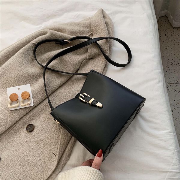 2020 new shoulder fashion messenger casual women's bucket ladies bags pure color retro handbags, Red;black
2020 new shoulder fashion messenger casual women's bucket ladies bags pure color retro handbags, Red;black
