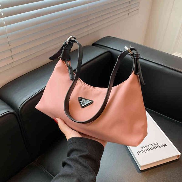 2022 factory wholesale autumn small new korean version simple texture messenger women's commuter fashion bag
2022 factory wholesale autumn small new korean version simple texture messenger women's commuter fashion bag