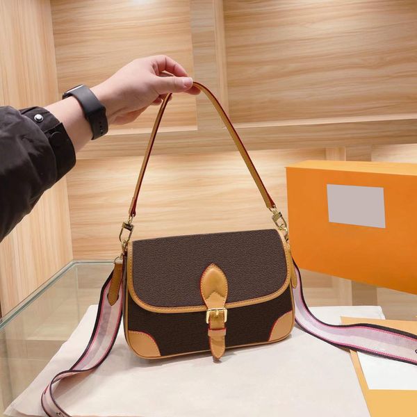 luxurys designers bags women shoulder bags handbag vintage saddle postman handbags large capacity high grade armpit square messenger purse s
luxurys designers bags women shoulder bags handbag vintage saddle postman handbags large capacity high grade armpit square messenger purse s