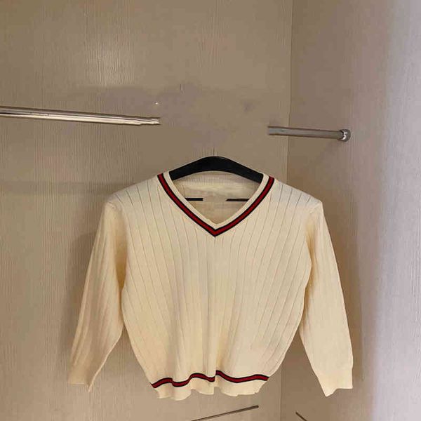 2022 factory wholesale new model early autumn gu + college style v-neck knitted sweater pullover cardigan, White;black
2022 factory wholesale new model early autumn gu + college style v-neck knitted sweater pullover cardigan, White;black