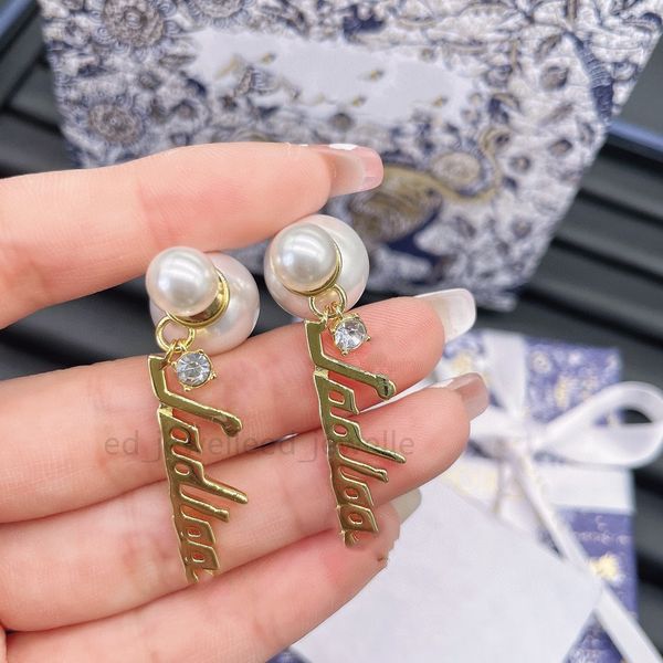 2022 huggie luxury jewelry designer new pendant letter simple pearl gold earrings women's alex ani white pearl, Golden;silver
2022 huggie luxury jewelry designer new pendant letter simple pearl gold earrings women's alex ani white pearl, Golden;silver