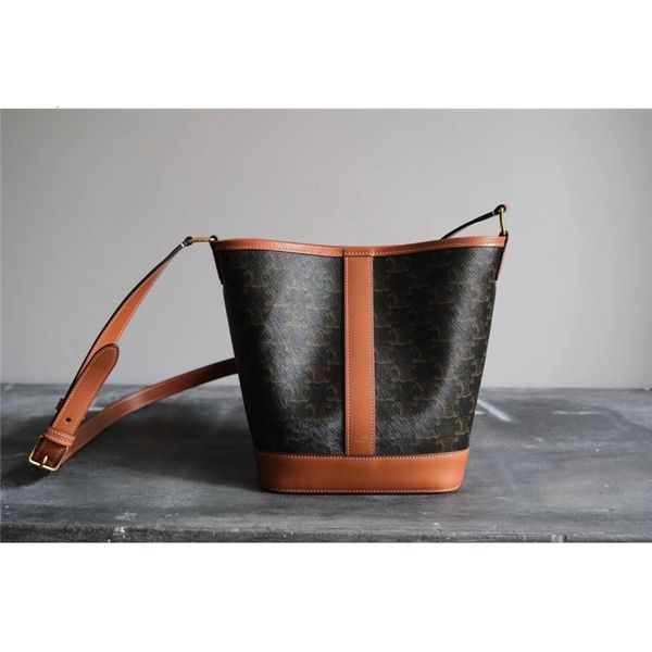 autumn and winter new fashion triumphal arch old flower bucket anna same large capacity tote bag real leather
autumn and winter new fashion triumphal arch old flower bucket anna same large capacity tote bag real leather