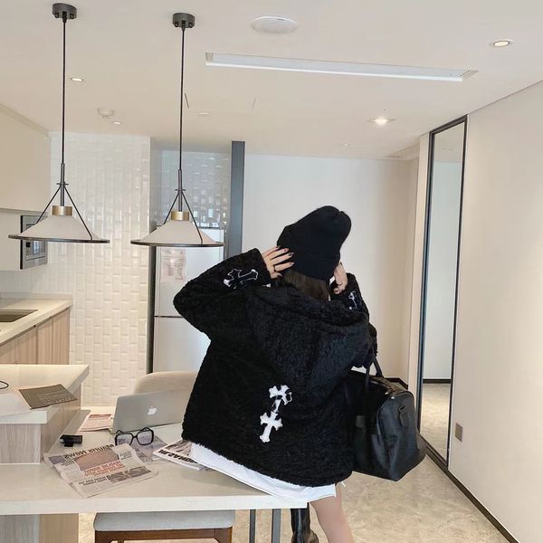 high end 929 models of laser burnt embroidery cross plus cotton thickened lamb wool coat for women, Black
high end 929 models of laser burnt embroidery cross plus cotton thickened lamb wool coat for women, Black
