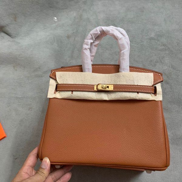 whosale half hanmd togo leather gold or silver hardware design handbag size 25cm,also have size 30,35cm with different price
whosale half hanmd togo leather gold or silver hardware design handbag size 25cm,also have size 30,35cm with different price
