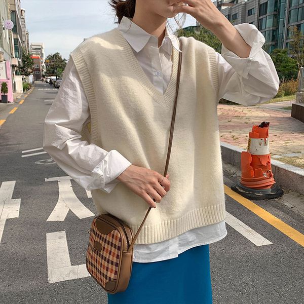 2020 autumn and winter korean style v-neck knitted pullovers womens knitwear solid color sleeveless vest sweaters womens lj201204, Black;white
2020 autumn and winter korean style v-neck knitted pullovers womens knitwear solid color sleeveless vest sweaters womens lj201204, Black;white