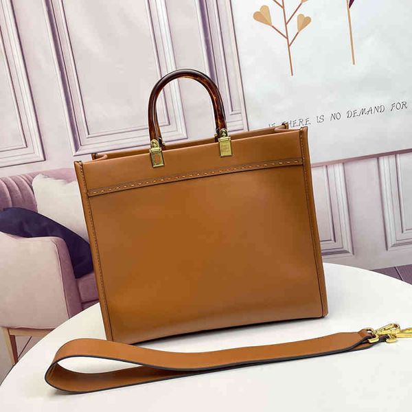 2022 factory wholesale new retro embossed letters genuine leather ladies style large-capacity shopping bag diagonal shoulder bag
2022 factory wholesale new retro embossed letters genuine leather ladies style large-capacity shopping bag diagonal shoulder bag