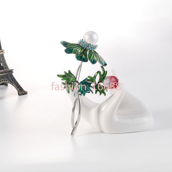 korean simple rose pearl inlaid with diamond green leaf pin alloy oil dripping water drill new style brooch, Gray
korean simple rose pearl inlaid with diamond green leaf pin alloy oil dripping water drill new style brooch, Gray