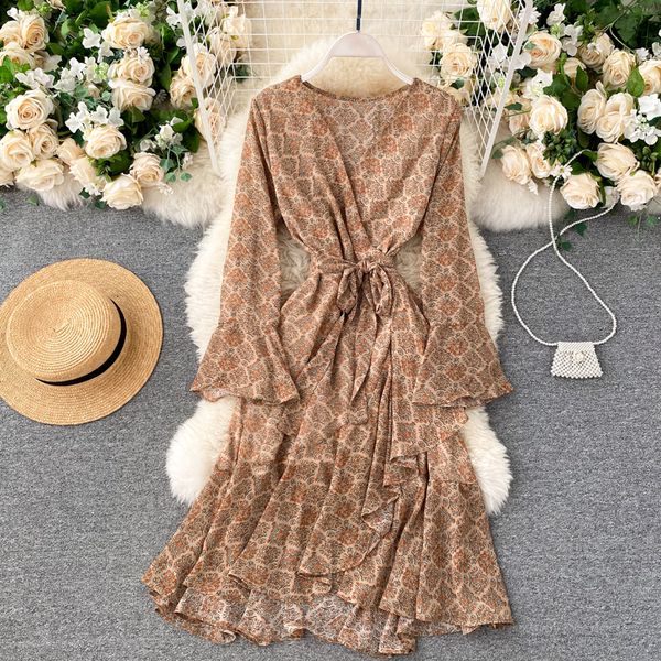 2021 new chic floral bohemian girl's neck spread irregular drooling line dressed autumn retro print wrap dress 65ao, Black;gray
2021 new chic floral bohemian girl's neck spread irregular drooling line dressed autumn retro print wrap dress 65ao, Black;gray