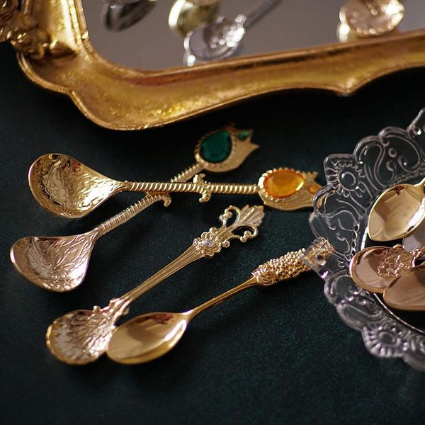 1pc alloy crystal retro coffee spoon carved flower small spoonful dessert spoons for afternoon little gift for souvenir
1pc alloy crystal retro coffee spoon carved flower small spoonful dessert spoons for afternoon little gift for souvenir