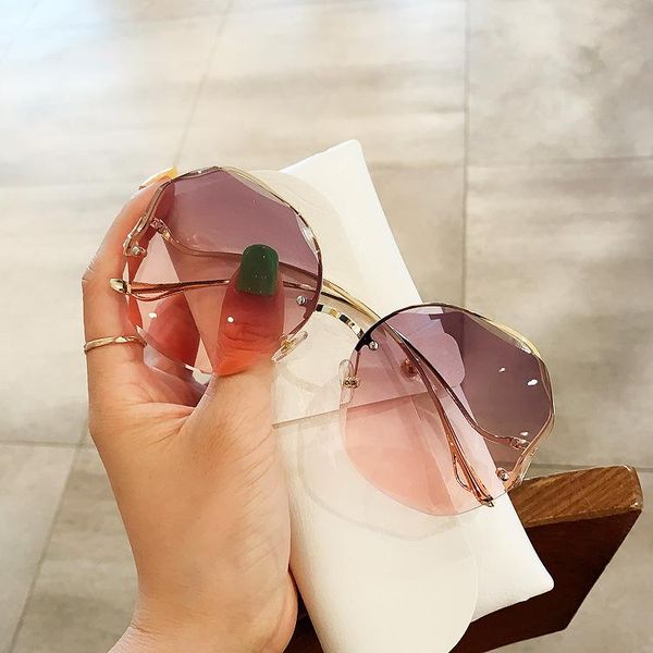 sunglasses cutting lens for women 2021 brand round gradient elegant sun glasses female chic bend shades black brown, White;black
sunglasses cutting lens for women 2021 brand round gradient elegant sun glasses female chic bend shades black brown, White;black