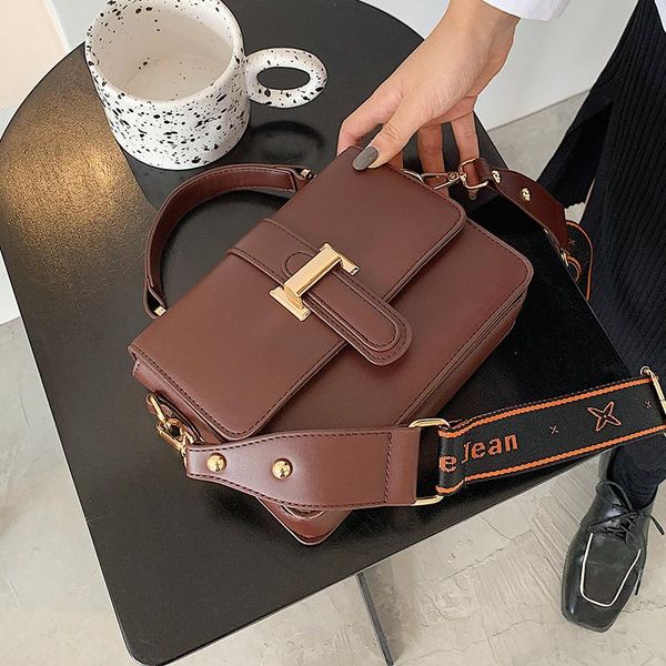 shoulder bags unique design high-level female bag 2021 autumn/winter fashion messenger portable square width:20cm 
shoulder bags unique design high-level female bag 2021 autumn/winter fashion messenger portable square width:20cm