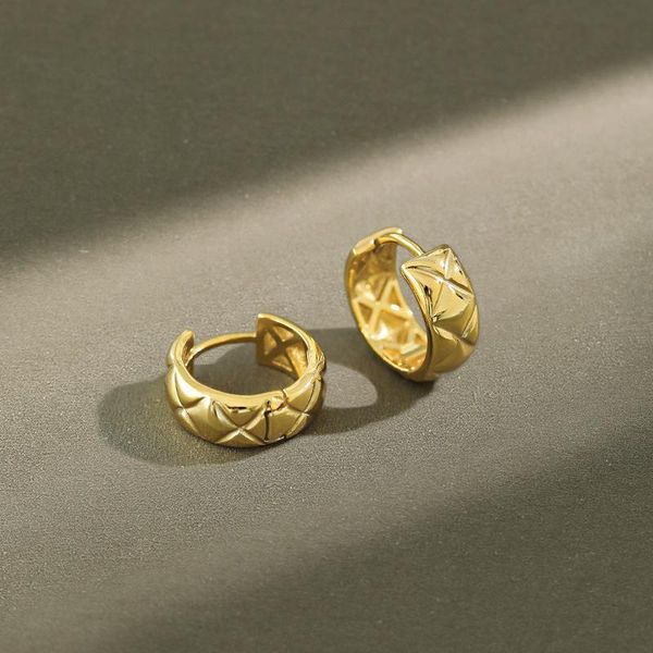 Waffle rhombus small wide huggie hoop earrings 925 silver for women gold color korean hinged hoop earring fashion 2020, Golden;silver
Waffle rhombus small wide huggie hoop earrings 925 silver for women gold color korean hinged hoop earring fashion 2020, Golden;silver