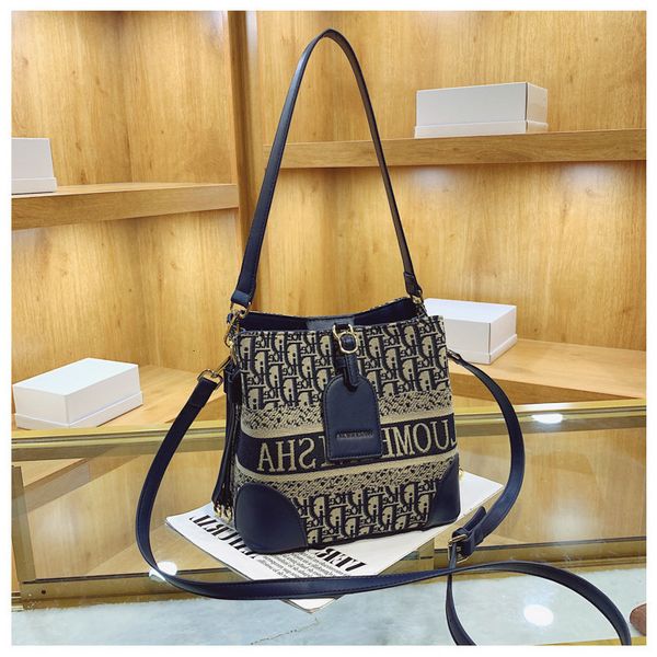 d family old flower bucket bag 2022 new hand women's high sense single shoulder bag canvas messenger
d family old flower bucket bag 2022 new hand women's high sense single shoulder bag canvas messenger