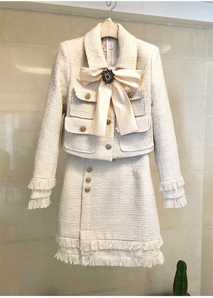 brand lady wool 2 piece set winter women diamond bow gold single breasted short tweed jacket coat+tassel pencil skirt suit 201130, White
brand lady wool 2 piece set winter women diamond bow gold single breasted short tweed jacket coat+tassel pencil skirt suit 201130, White