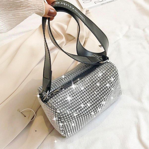 кристалл rhinestone посыльного сумки женщин 2020 новая мода черный серебро цвет блестящий мешок плеча вскользь zipper crossbody сумки
кристалл rhinestone посыльного сумки женщин 2020 новая мода черный серебро цвет блестящий мешок плеча вскользь zipper crossbody сумки