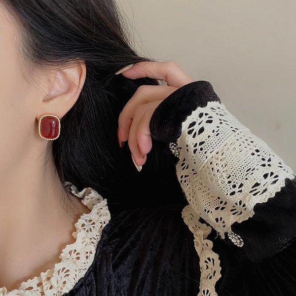 2021 new elegant wine red resin geometric oval metal stud earrings for women party vintage baroque clip on earring jewelry, Golden;silver
2021 new elegant wine red resin geometric oval metal stud earrings for women party vintage baroque clip on earring jewelry, Golden;silver