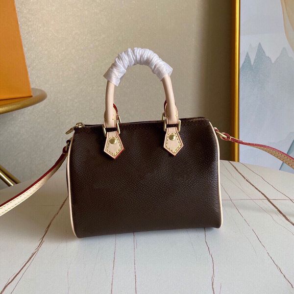 mini handbag, made of classic canvas, leather trim,it can be carried by hand or shoulder,luxury designer bag,freight,l019
mini handbag, made of classic canvas, leather trim,it can be carried by hand or shoulder,luxury designer bag,freight,l019