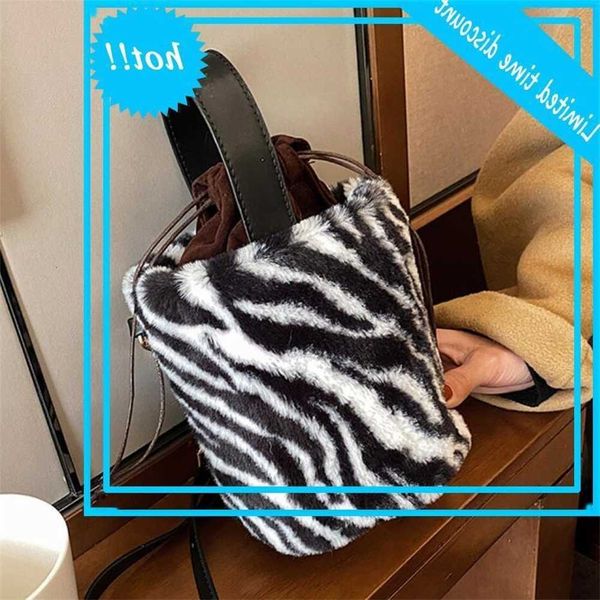 elegant female dead emmer 2021 winter new quality soft pluck women designer handbag zebra shoulder bag
elegant female dead emmer 2021 winter new quality soft pluck women designer handbag zebra shoulder bag
