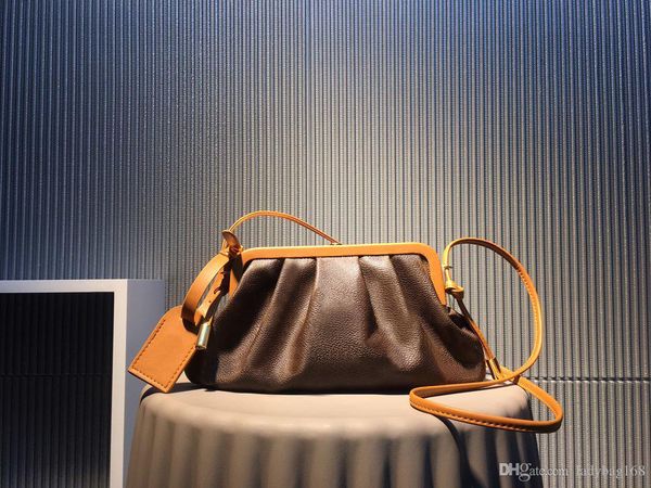 quality fashion luxury ladies handbags high-quality smooth canvas leather cowhide cloud bag two-tone stitching advanced hardware 30cm
quality fashion luxury ladies handbags high-quality smooth canvas leather cowhide cloud bag two-tone stitching advanced hardware 30cm