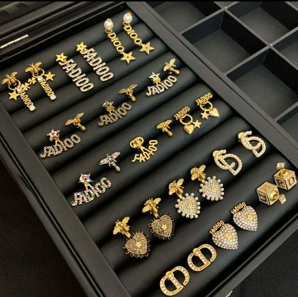 luxury designer women stud bee heart designer earrings elegant high-end retro gold asymmetric pearl letters stud earrings fashion jewelry 01, Red;brown
luxury designer women stud bee heart designer earrings elegant high-end retro gold asymmetric pearl letters stud earrings fashion jewelry 01, Red;brown