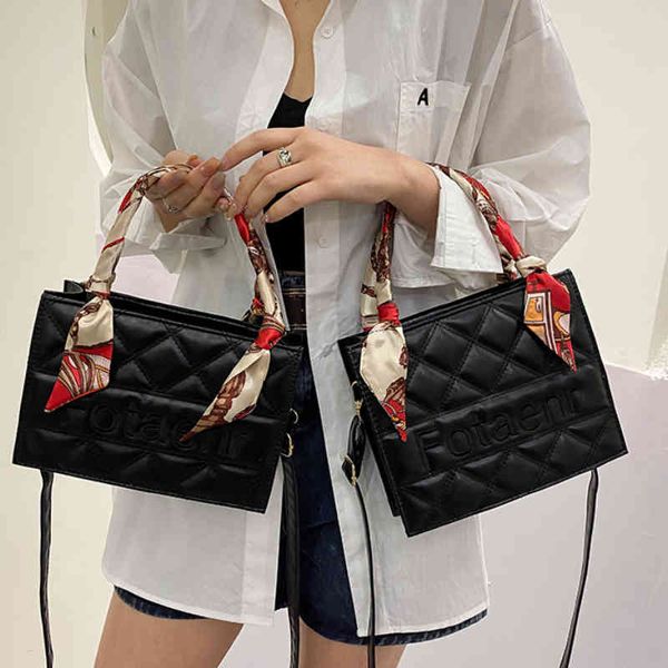 2022 factory wholesale new lingge embroidered thread single shoulder oblique span small square women's silk scarf handbag korean leisur
2022 factory wholesale new lingge embroidered thread single shoulder oblique span small square women's silk scarf handbag korean leisur