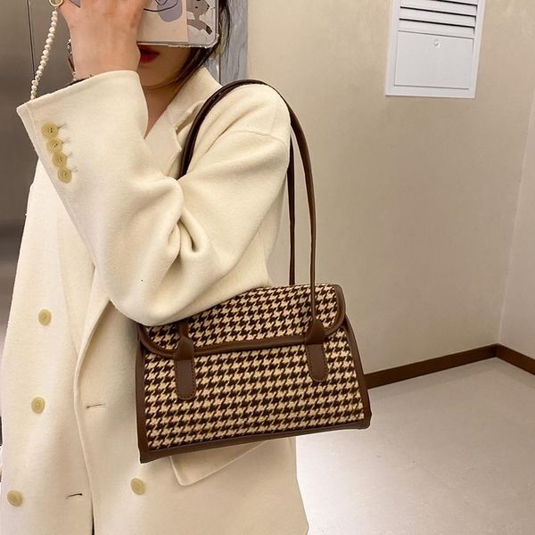 fashion plaid pattern handbag totes women casual pu leather shoulder purse female portable travel underarm handle bag
fashion plaid pattern handbag totes women casual pu leather shoulder purse female portable travel underarm handle bag