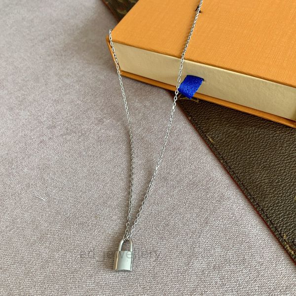 2022 brand designer pendant silver lock letter neutral necklace fashion hip hop plated letter valentine's day couple jewelry wedding al
2022 brand designer pendant silver lock letter neutral necklace fashion hip hop plated letter valentine's day couple jewelry wedding al