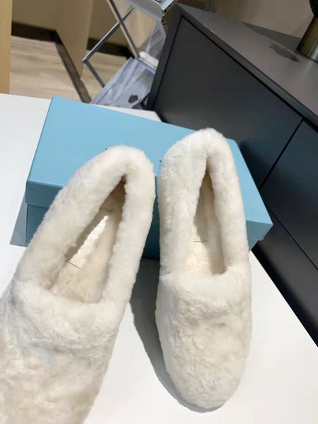 2022 designer wool shoes fashion women sandals selling slippers woman boots single shoes autumn winter slides sneakers, Black
2022 designer wool shoes fashion women sandals selling slippers woman boots single shoes autumn winter slides sneakers, Black
