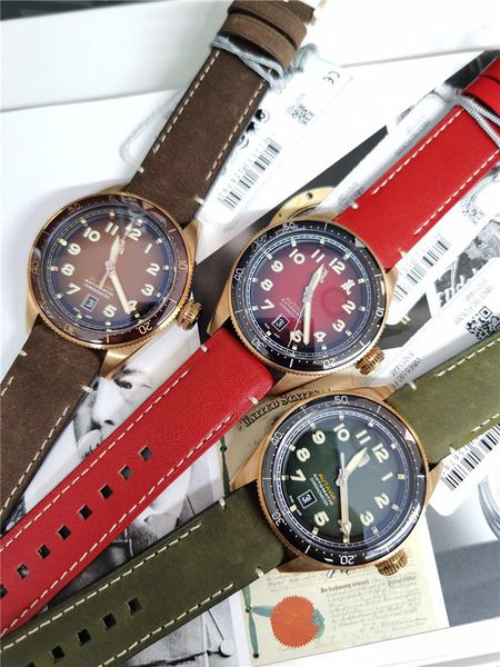2021 new men's watch size 42mm equipped with swiss sw200-1 movement bronze case with bidirectional rotating bezel sapphire mirror calfs, Slivery;brown
2021 new men's watch size 42mm equipped with swiss sw200-1 movement bronze case with bidirectional rotating bezel sapphire mirror calfs, Slivery;brown