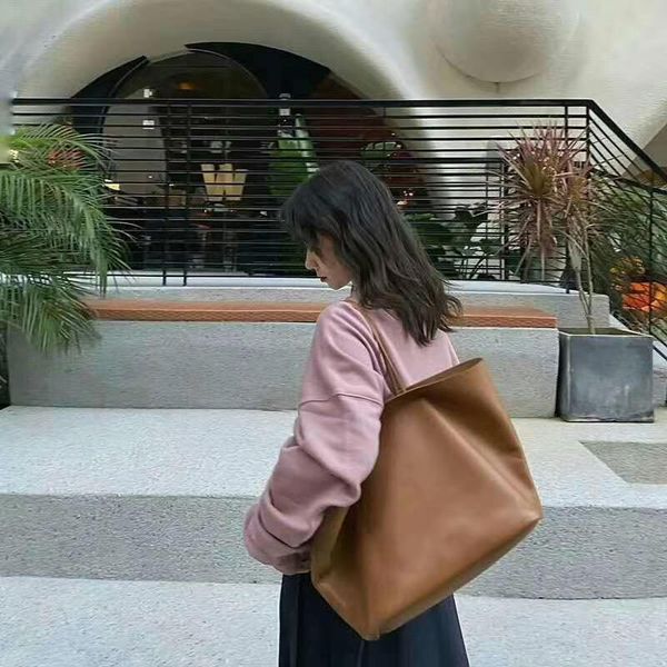 2020 autumn large-capacity soft leather shoulder tote bag cow leather handbag women handbags luxury designer
2020 autumn large-capacity soft leather shoulder tote bag cow leather handbag women handbags luxury designer