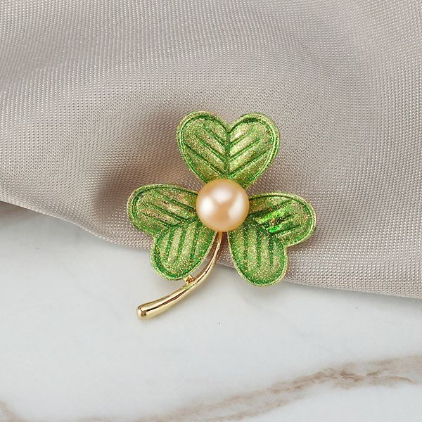 2021 new luxury crystal gold clover brooches women natural pearl rhinestone brooch pins accessories jewelry for wedding party gifts 4euf, White;black
2021 new luxury crystal gold clover brooches women natural pearl rhinestone brooch pins accessories jewelry for wedding party gifts 4euf, White;black