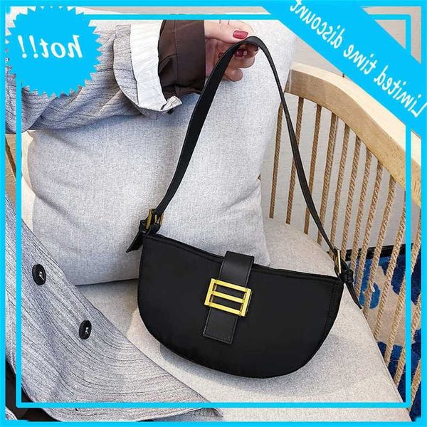 shengshi women's 2019 winter new semi round nylon stereo saddle single shoulder slant span bag
shengshi women's 2019 winter new semi round nylon stereo saddle single shoulder slant span bag
