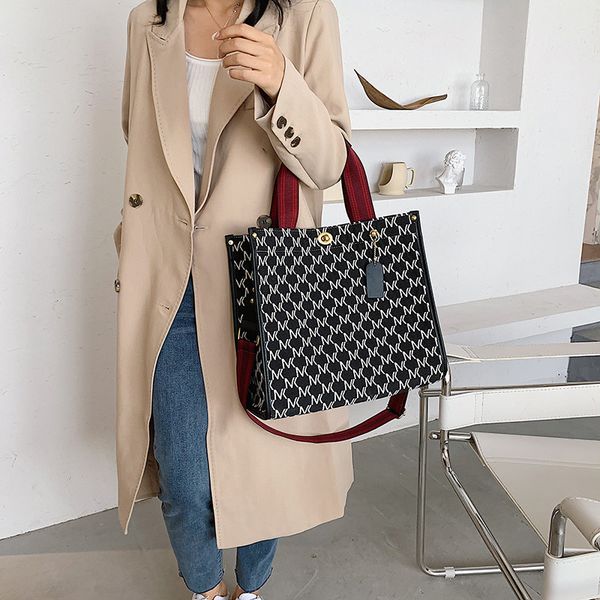 2020 new canvas large capacity one shoulder big bag female trendy handbag simple tote bag c1223
2020 new canvas large capacity one shoulder big bag female trendy handbag simple tote bag c1223