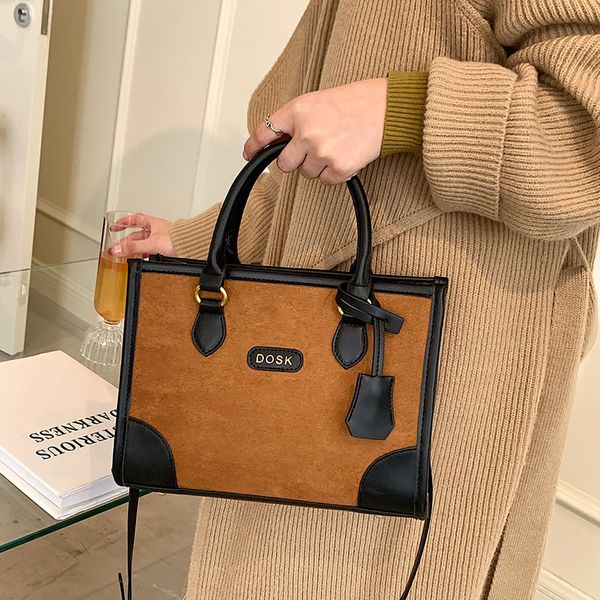2021 autumn and winter new portable shoulder bag vintage tote bag stitching texture leather and velvet messenger bag commuter letter pack
2021 autumn and winter new portable shoulder bag vintage tote bag stitching texture leather and velvet messenger bag commuter letter pack