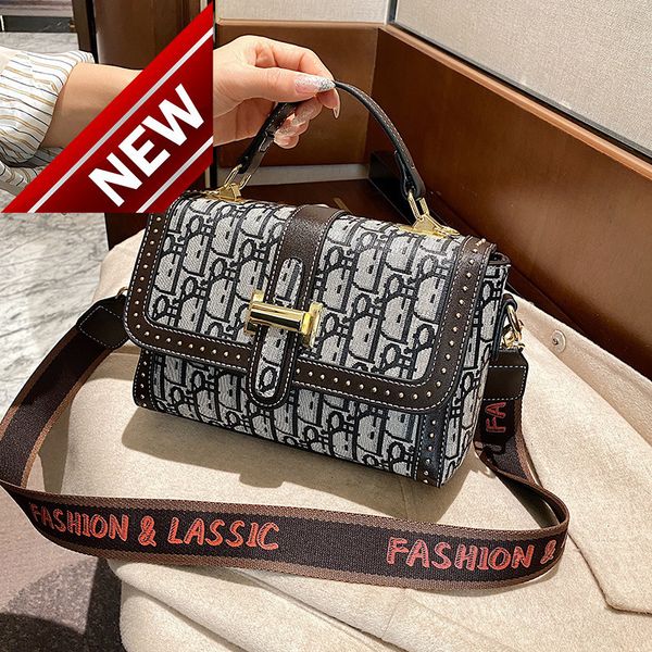 simple texture portable small square fashion 2022 autumn and winter new korean printed single shoulder messenger bag foreign style
simple texture portable small square fashion 2022 autumn and winter new korean printed single shoulder messenger bag foreign style