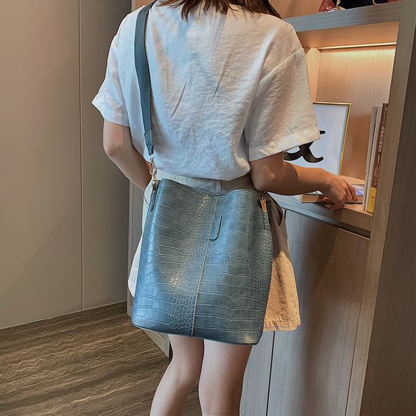 vintage alligator women shoulder bags designer wide strap messenger bag luxury leather crossbody bag large capacity bucket purse c1016
vintage alligator women shoulder bags designer wide strap messenger bag luxury leather crossbody bag large capacity bucket purse c1016