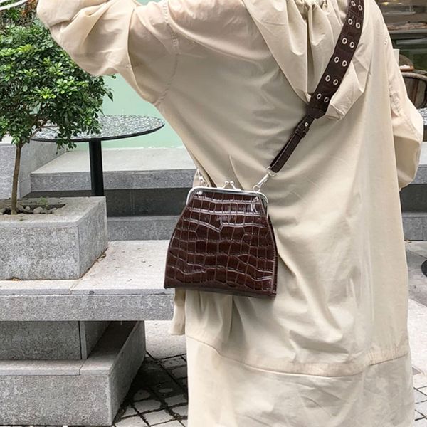 урожай крокодил женщины crossbody сумка класс люкс аллигатор широкого ремень shell мешок плечо конструктора pu женский маленький камень коше
урожай крокодил женщины crossbody сумка класс люкс аллигатор широкого ремень shell мешок плечо конструктора pu женский маленький камень коше