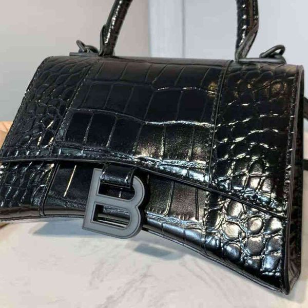 women luxury blencaigas handbags bag 2020 women's chaowang red b home leather crocodile b-shaped hourglass portable one shoulder mini
women luxury blencaigas handbags bag 2020 women's chaowang red b home leather crocodile b-shaped hourglass portable one shoulder mini