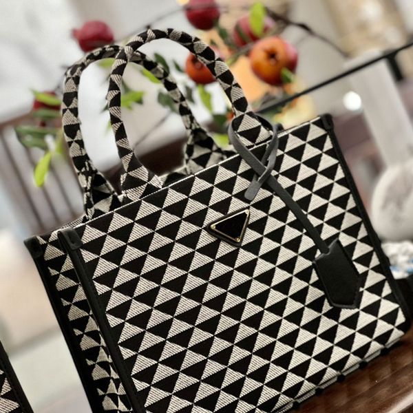 2022shopping bag shoulder bag ladies handbag black white triangle pattern decoration able casual simple style travel ultra-large
2022shopping bag shoulder bag ladies handbag black white triangle pattern decoration able casual simple style travel ultra-large