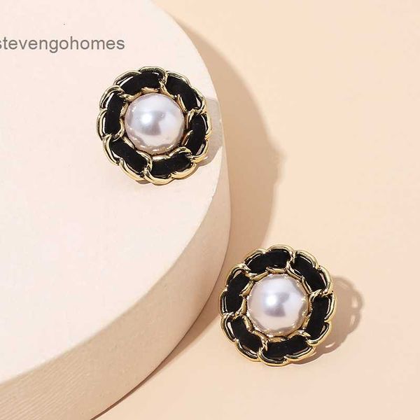 temperament light luxury fashionable high-grade pearl net red fashion accessories autumn and winter earrings, Golden
temperament light luxury fashionable high-grade pearl net red fashion accessories autumn and winter earrings, Golden