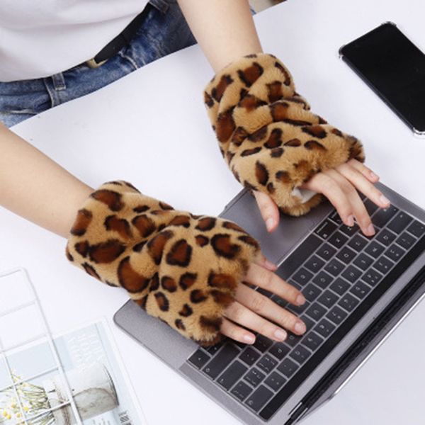 winter touch screen faux rabbit fur half finger leopard female thick cute plush writing warm gloves e91, Blue;gray
winter touch screen faux rabbit fur half finger leopard female thick cute plush writing warm gloves e91, Blue;gray