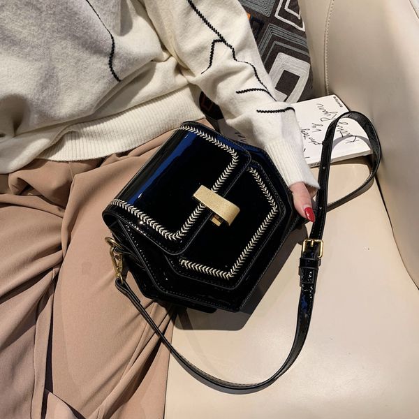 2020 fashion casual bright patent leather phone hexagon ladies shoulder messenger bag wild wallet, Red;black
2020 fashion casual bright patent leather phone hexagon ladies shoulder messenger bag wild wallet, Red;black